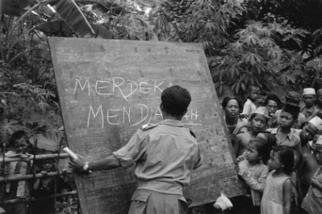 De sergeant-majoor van het KNIL schrijft op het schoolbord Merdeka Mendjawah, Bestanddeelnr 446-5-4