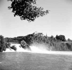 De waterval bij Schaffhausen met rechts Schloss Laufen, Bestanddeelnr 254-1809