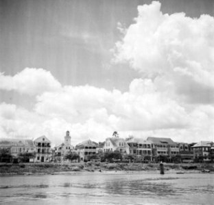 De Waterkant in Paramaribo gezien vanaf de overkant van de Surinamerivier, Bestanddeelnr 252-6173