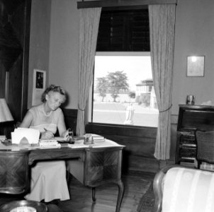 De vrouw van de gouverneur, mevrouw Klaasesz, aan haar bureau, Bestanddeelnr 252-2494