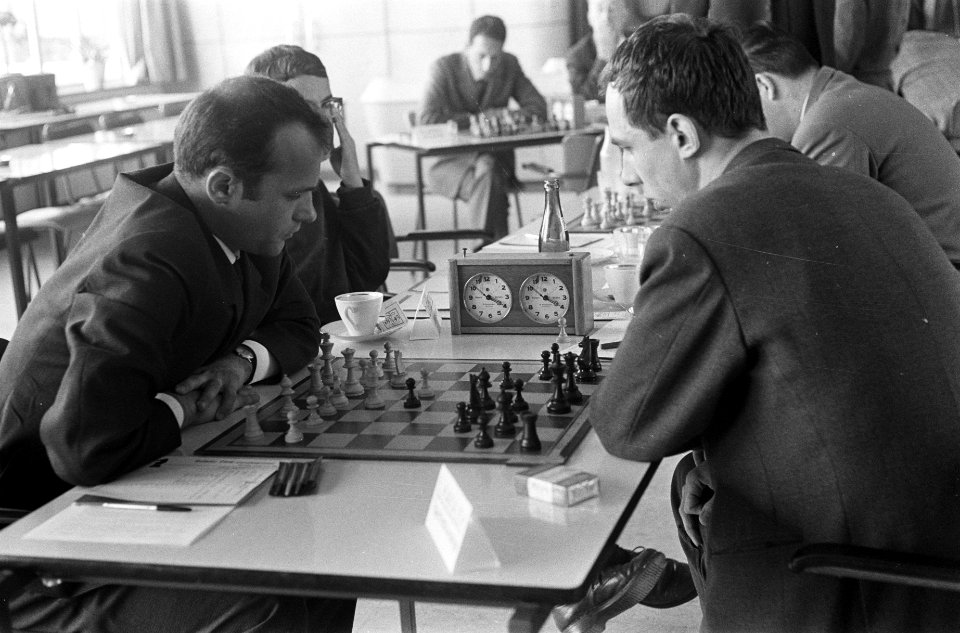 De Servische grootmeester Dragoljub Velimirovic (l) met tegenstander Kavanek, Bestanddeelnr 919-6012