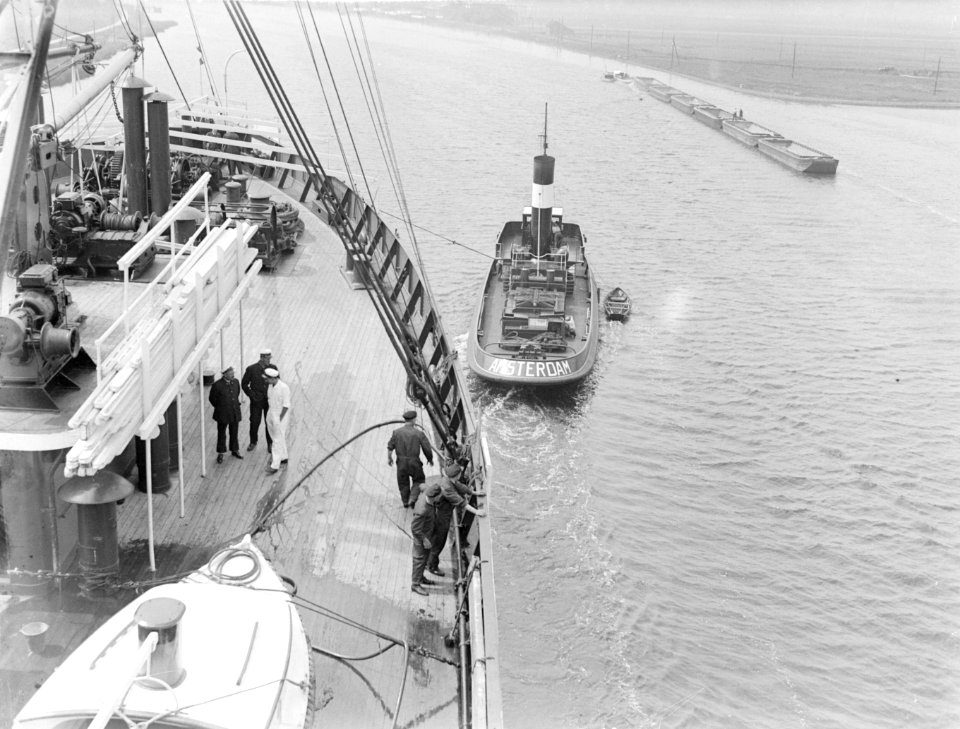 De sleepboot Amsterdam in het Noordzeekanaal sleept het schip naar IJmuiden, Bestanddeelnr 189-0613