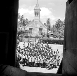 De schoolkinderen van de Hernhuttersschool voor de kerk in Salem in het district, Bestanddeelnr 252-5708