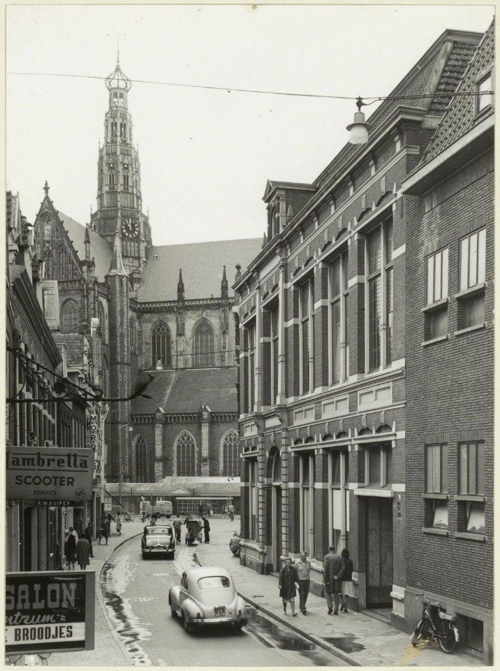 De Smedestraat, nabij de Morinnesteeg, ziende naar het zuidoosten, alsmede een gedeelte van de noordzijde van de Grote Kerk. NL-HlmNHA 54004376