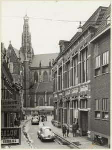 De Smedestraat, nabij de Morinnesteeg, ziende naar het zuidoosten, alsmede een gedeelte van de noordzijde van de Grote Kerk. NL-HlmNHA 54004376