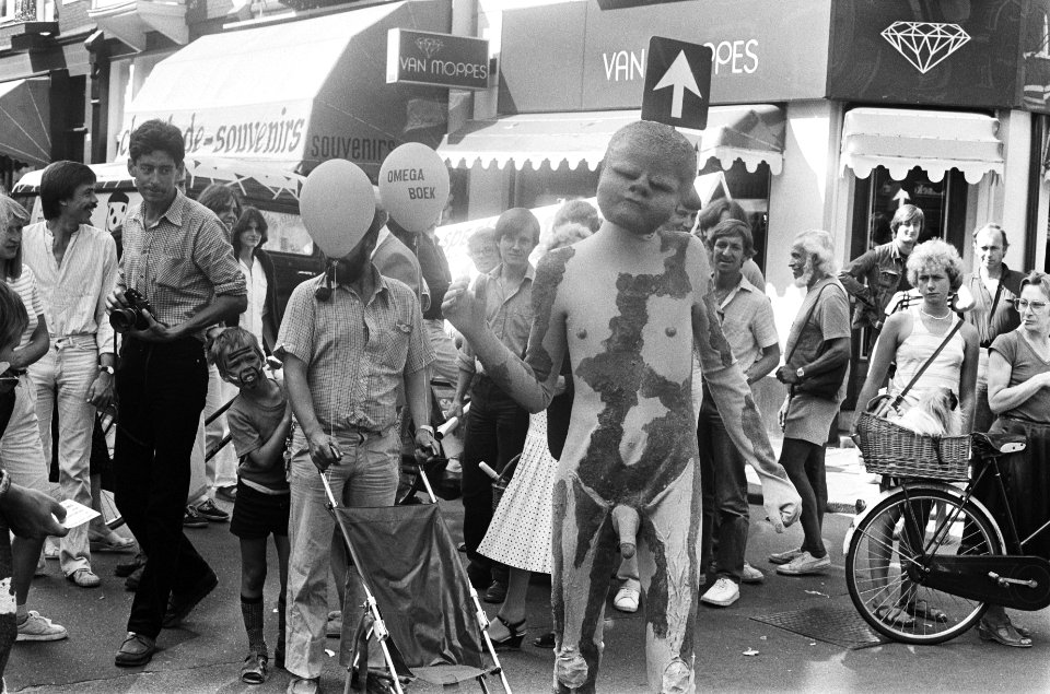 De Uitmarkt in Amsterdam behelst 120 voorlichtingskramen van theatergroepen, gez, Bestanddeelnr 931-6617
