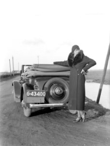 De vrouw van fotograaf Van de Poll, Nell Langlais, bij de Adler, Bestanddeelnr 189-0171