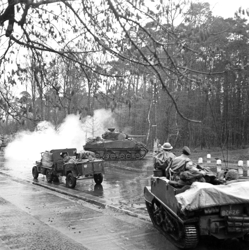 De Sherwood Rangers Yeomanry rukken op bij de Broeierd aan de Hengelosestraat in, Bestanddeelnr 900-2370
