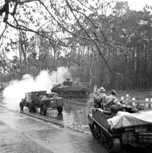 De Sherwood Rangers Yeomanry rukken op bij de Broeierd aan de Hengelosestraat in, Bestanddeelnr 900-2370