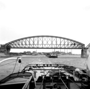 De sleep onder de spoorbrug bij Nijmegen met op de achtergrond de fabriek van H…, Bestanddeelnr 254-0953