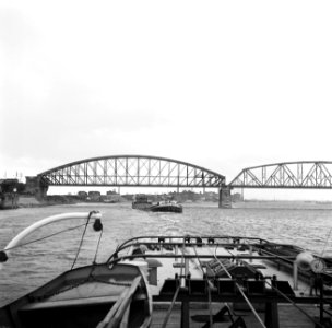 De sleep bij Nijmegen met op de achtergrond de Honig-fabriek en een elektricite…, Bestanddeelnr 254-0961