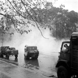 De Sherwood Rangers Yeomanry rukt op bij de Broeierd aan de Hengelosestraat, Bestanddeelnr 900-2373