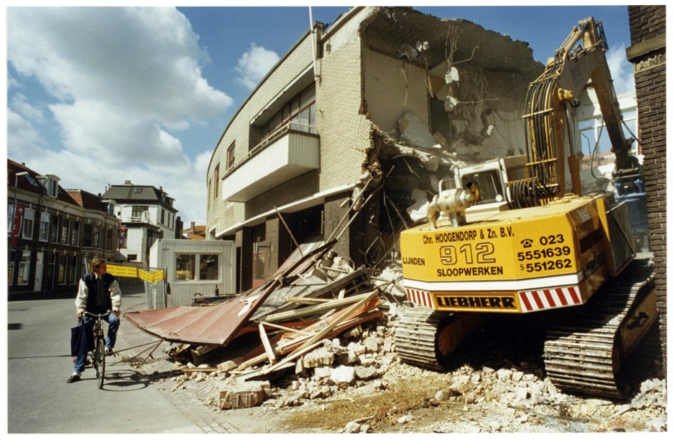 De sloop van de brandweerkazerne aan de Gedempte Oudegracht is begonnen. NL-HlmNHA 54036172