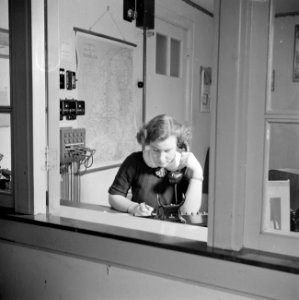 De telefoniste aan het werk, Bestanddeelnr 255-7793