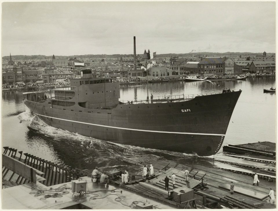 De tewaterlating van het Franse motorschip de Safi gebouwd door de Haarlemse Scheepsbouwmij, in het Noorder Buitenspaarne. NL-HlmNHA 54005533