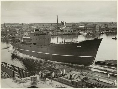 De tewaterlating van het Franse motorschip de Safi gebouwd door de Haarlemse Scheepsbouwmij, in het Noorder Buitenspaarne. NL-HlmNHA 54005533