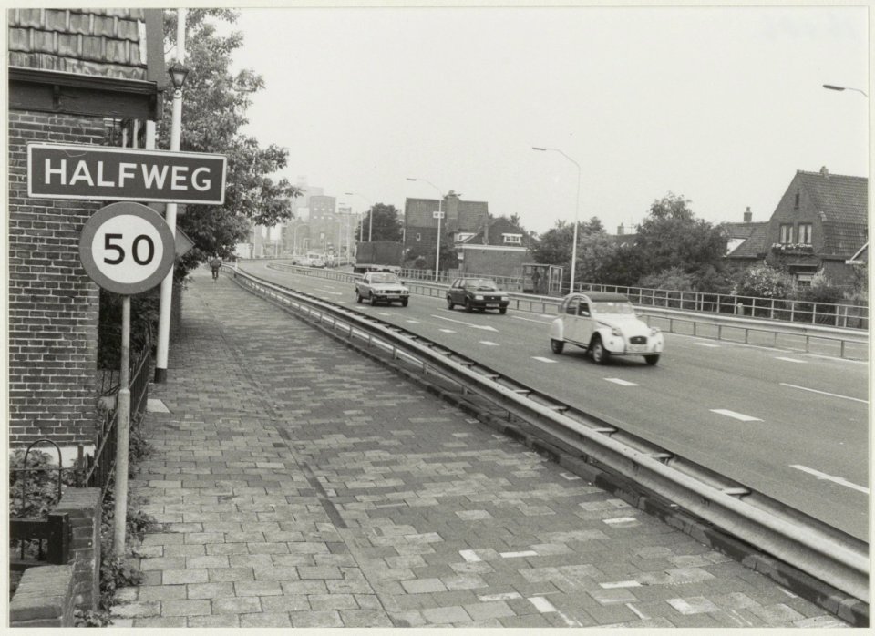 De snelweg Amsterdam-Haarlem de N200, ter hoogte van het Dr. Baumannplein in Halfweg, ziende naar het westen. NL-HlmNHA 54016586