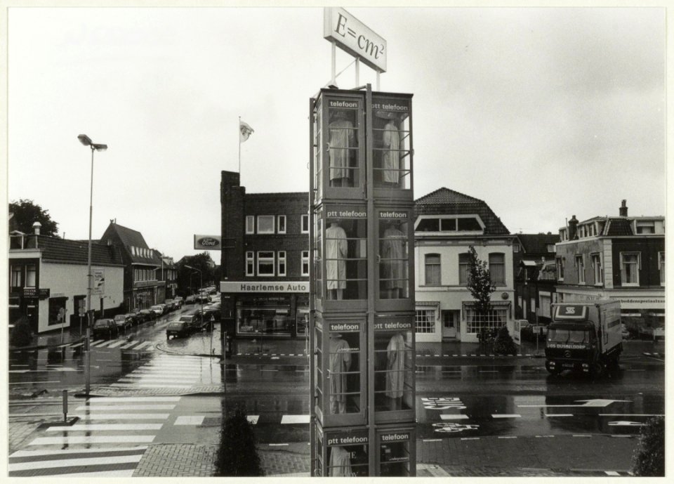 De telefooncellen op het Houtplein vervaardigd tijdens de kunstmanifestatie Antwerpen-Haarlem. NL-HlmNHA 54031715