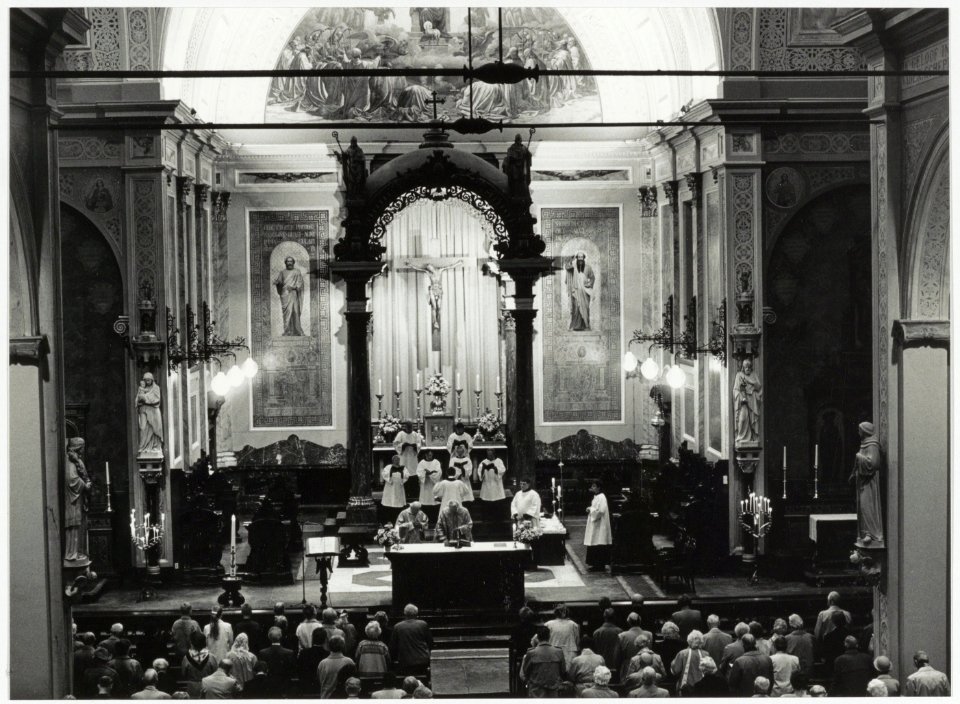 De Schola Cantorum tijdens de viering ter gelegenheid van het 150 jarig bestaan van de R.K. St. Josephkerk. NL-HlmNHA 54034160