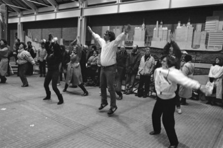 De stakende ambtenaren doen ochtendgymnastiek, Bestanddeelnr 934-3918