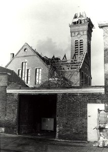 De sloop van de Julianakerk aan de Kloosterstraat. Aangekocht in 1984 van fotograaf C. de Boer. - Gepubliceerd in het Haarlems Dagblad van 30.11.1983. Identificatienummer 54-014437, NL-HlmNHA 54010752