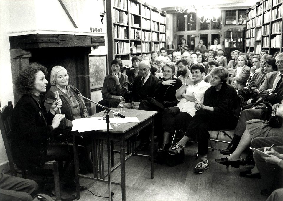 De schrijfster Hella Haasse (70 in 1990) werdt in boekhandel De Vries geïnterviewd door schrijfster en Hella Haasse-kenner Nelleke Noordervliet. Aangekocht in 1991 van United Photos de Boer bv. - Nega