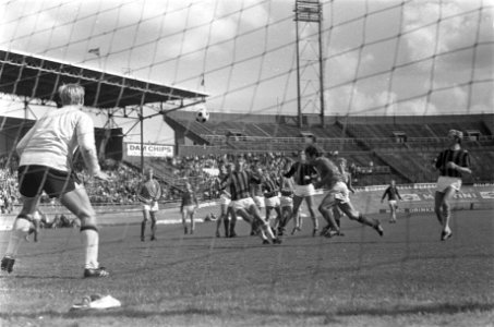De Twente-spelers werken de bal weg na een vrije schop van DWS, Bestanddeelnr 921-6053