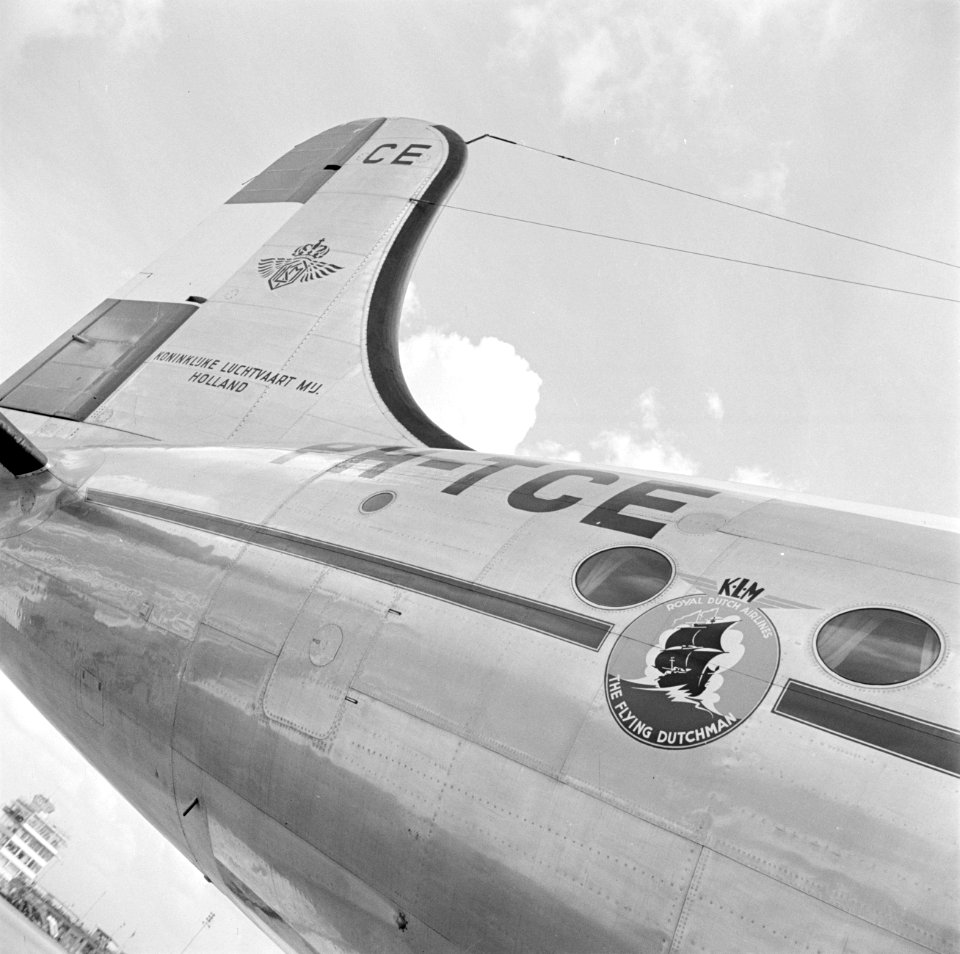 De staart van het KLM Douglas DC-4 passagiersvliegtuig registratienummer PH-TCE , Bestanddeelnr 255-8910