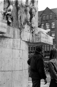 De Socialistische Jeugd gooide een pot rode verf tegen het Monument op de Dam, Bestanddeelnr 922-3653
