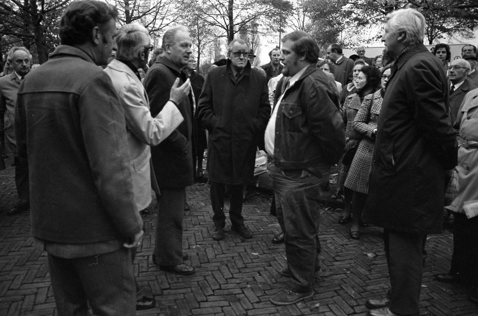 De staatssecretaris temidden van genodigden, Bestanddeelnr 926-8105