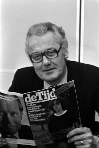 De Tijd-hoofdredacteur Arie Kuiper met het weekblad de Tijd, Bestanddeelnr 931-7839
