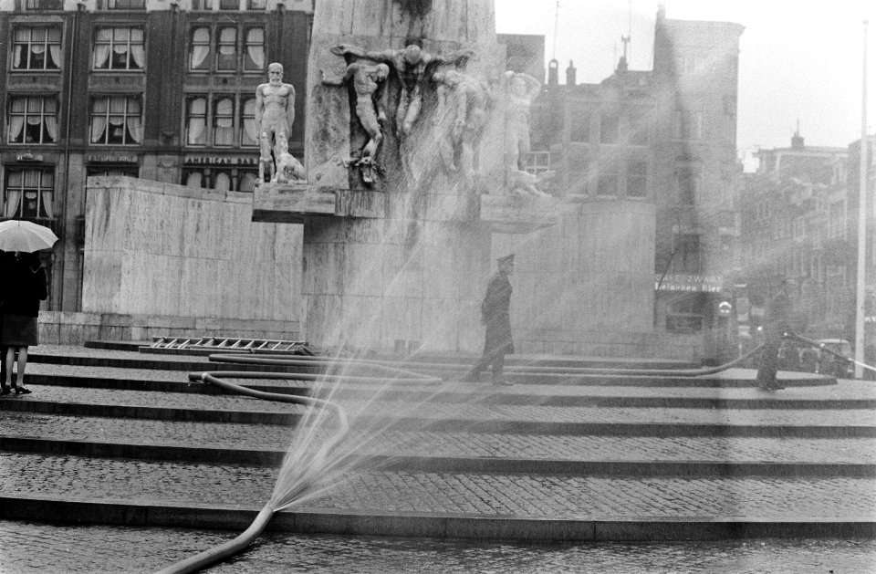De Socialistische Jeugd gooide een pot rode verf tegen het Monument op de Dam, Bestanddeelnr 922-3660