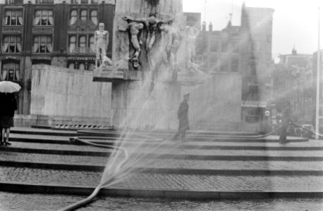 De Socialistische Jeugd gooide een pot rode verf tegen het Monument op de Dam, Bestanddeelnr 922-3660