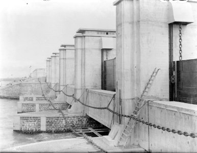 De Stevinsluizen te Den Oever in aanbouw. De sluisdeuren zijn ingebracht, Bestanddeelnr 252-0823