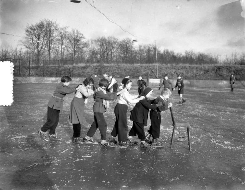 De tennisbaan Schot in Zeist is de eerste IJsbaan die geopend werd, Bestanddeelnr 906-2210