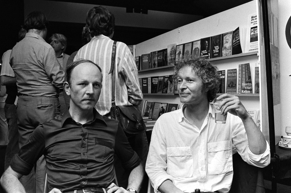 De schrijvers Maarten t Hart (l) en Guus Kuijer, Bestanddeelnr 930-4332