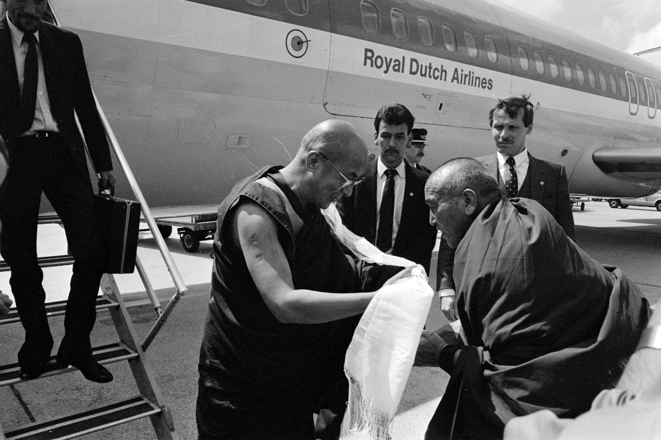 De Tibetaanse Dalai Lama komt aan op Schiphol, Bestanddeelnr 933-6563