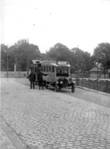 De tractortram van Utrecht naar Vreeswijk staat gereed voor vertrek. Westerkade, Utrecht, 1925