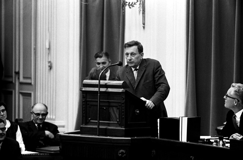De Tweede Kamer Professor Witteveen tijdens zijn antwoord aan dhr Peschar, Bestanddeelnr 915-6356