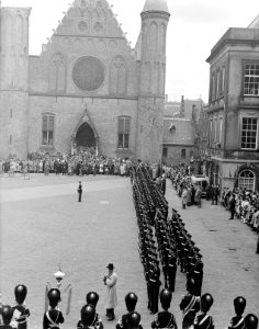 De troepen defileren langs H. M. Marvo, Bestanddeelnr 903-0163