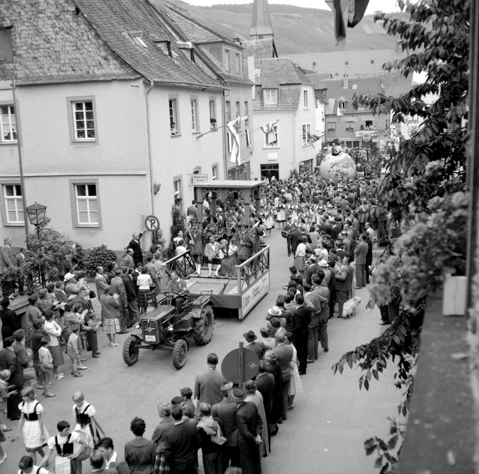 De tractor en praalwagen met vorst en hofhouding in de optocht, Bestanddeelnr 254-4446