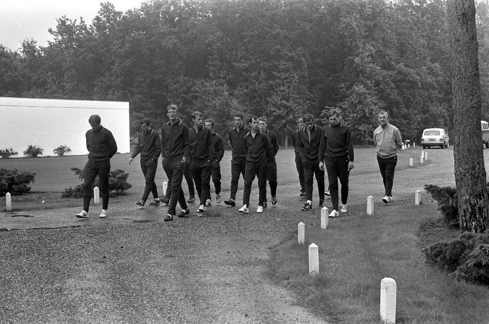 De trainingsgroep wandelt in het bos, Bestanddeelnr 921-6344