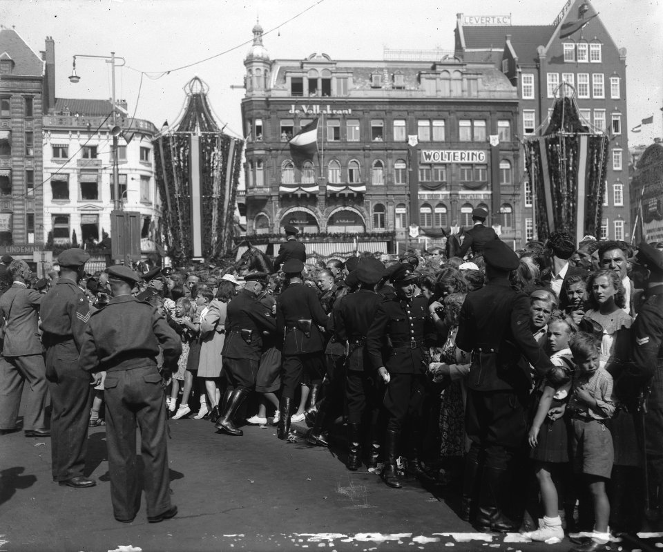 De vele ovaties van duizenden landgenoten op De Dam bij het vertrek van de konin, Bestanddeelnr 900-0051