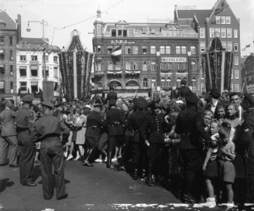 De vele ovaties van duizenden landgenoten op De Dam bij het vertrek van de konin, Bestanddeelnr 900-0051