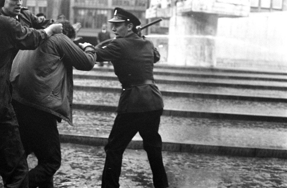 De Socialistische Jeugd gooide een pot rode verf tegen het Monument op de Dam, Bestanddeelnr 922-3652