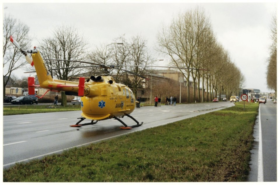 De traumahelicopter geland op de Westelijke Randweg bij het Coornhert Lyceum, te laat om een motorrijder met een hartstilstand te redden. NL-HlmNHA 54036968
