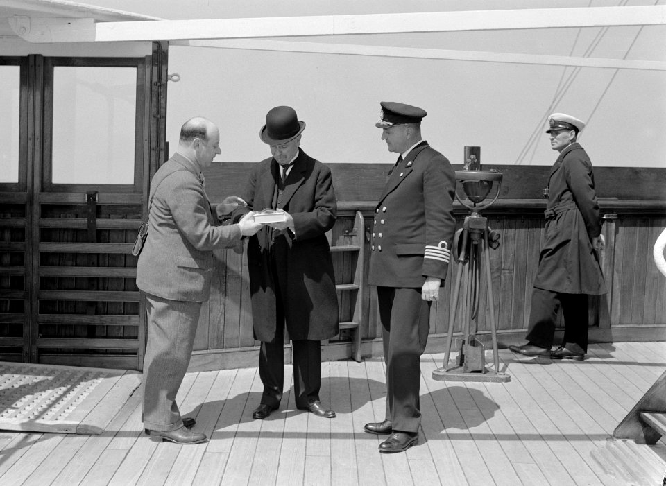 De uitgever Andries Blitz (l) biedt reder Willem Ruys het boek met de titel Vaar, Bestanddeelnr 191-0175