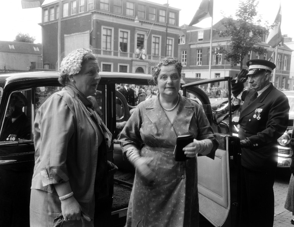 De tweede dag koningin Juliana en mevrouw Coty-Corblet voor de auto, Bestanddeelnr 906-6143