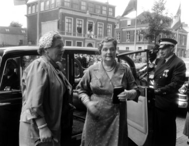 De tweede dag koningin Juliana en mevrouw Coty-Corblet voor de auto, Bestanddeelnr 906-6143