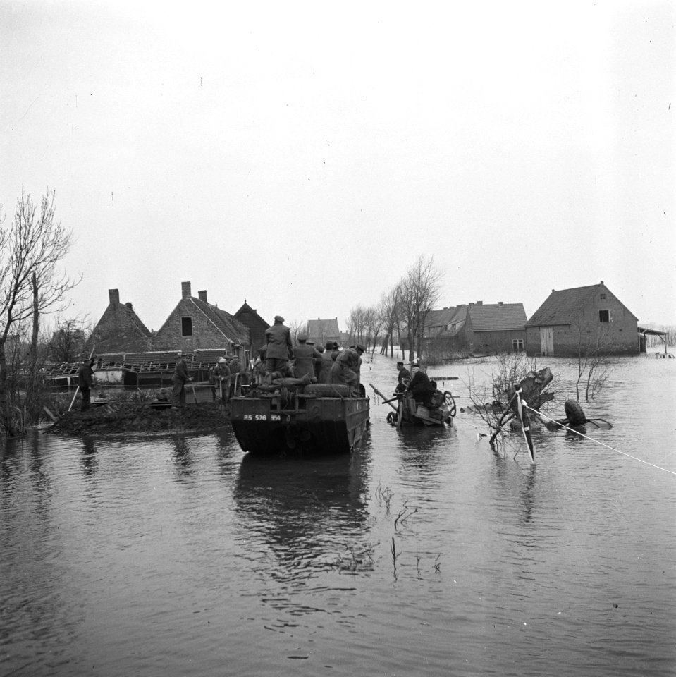 De tocht wordt gemaakt per DUKW (amfibievoertuig), Bestanddeelnr 900-2327